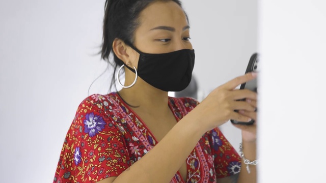 Video Reference: Lip, Hairstyle, Shoulder, Eyelash, Hearing, Vision care, Ear, Neck, Eyewear, Sleeve