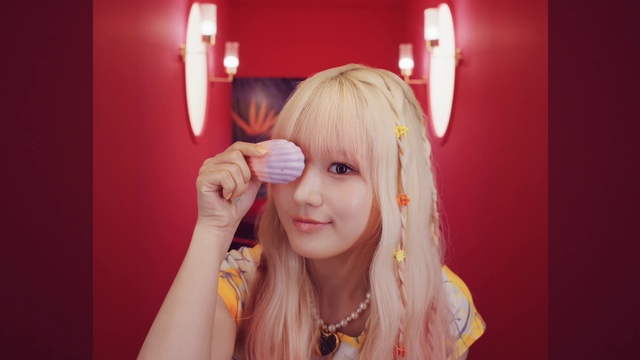 Video Reference: Lip, Eyebrow, Eyelash, Lipstick, Ear, Neck, Flash photography, Jaw, Lighting, Makeover