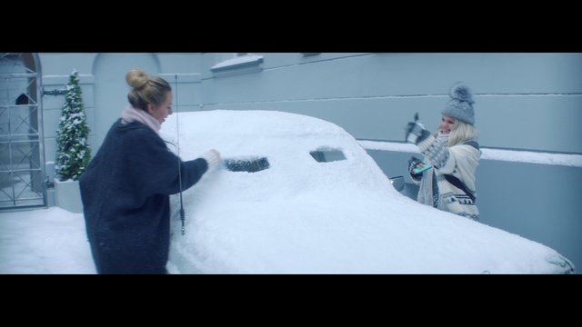 Video Reference: Snow, Gesture, Jacket, Freezing, Automotive design, Slope, Glove, Recreation, Ice cap, Winter