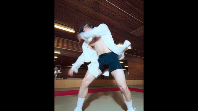 Video Reference: Shorts, Flash photography, Thigh, Performing arts, Knee, Event, Human leg, Art, T-shirt, Choreography