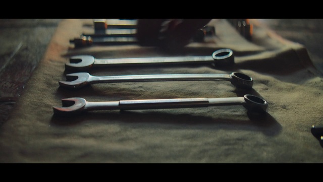 Video Reference: Tool, Sports equipment, Bumper, Bicycle part, Rim, Metal, Nickel, Automotive exterior, Font, Wood