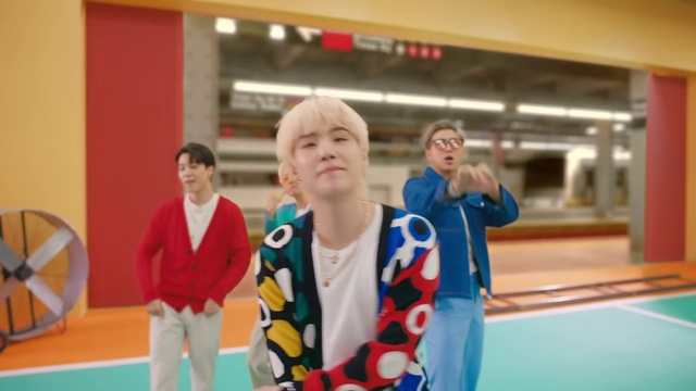 Video Reference: T-shirt, Leisure, Fun, Competition event, Recreation, Event, Chair, Sports, Sportswear, Indoor games and sports