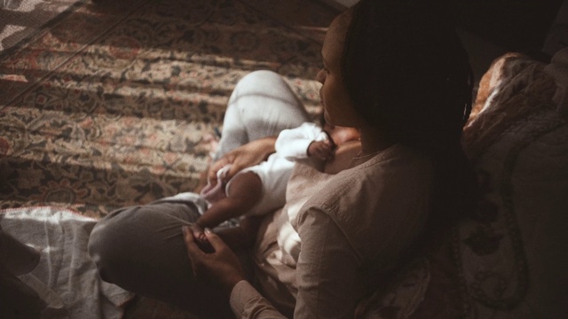 Video Reference: Flash photography, Comfort, Gesture, Wood, Happy, Darkness, Elbow, Event, Human leg, Baby