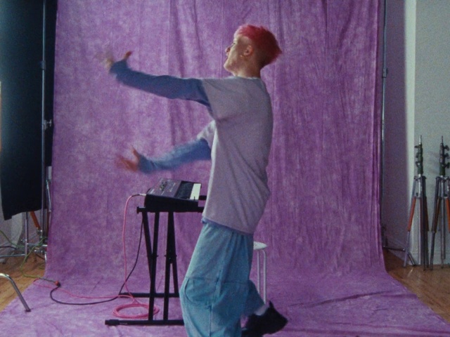 Video Reference: Shoulder, Purple, Textile, Pink, Entertainment, Magenta, Curtain, Audio equipment, Fun, Performing arts