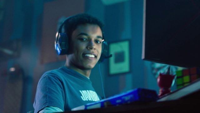 Video Reference: Flash photography, Entertainment, Smile, Hearing, Gadget, Audio equipment, Music artist, Music, T-shirt, Fun