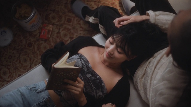 Video Reference: Hand, Comfort, Gesture, Flash photography, Finger, Happy, Smile, Nail, Event, Elbow