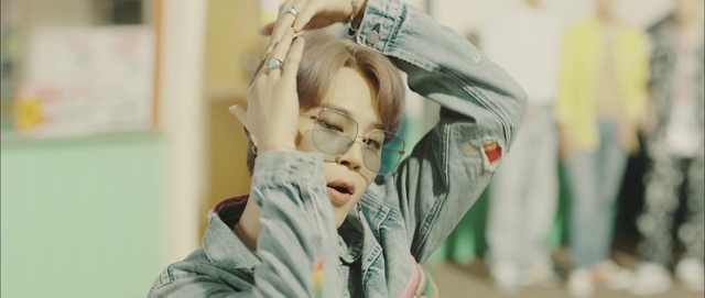 Video Reference: Glasses, Shoulder, Vision care, Ear, Eyelash, Eyewear, Street fashion, Gesture, Comfort, Happy