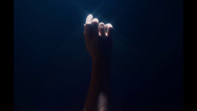 Video Reference: Flash photography, Gesture, Finger, Sky, Lens flare, Electric blue, Performing arts, Event, Elbow, Entertainment