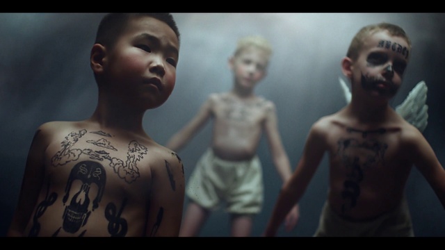 Video Reference: Joint, Skin, Head, Hand, Arm, Shoulder, Eye, Vertebrate, Organ, Flash photography