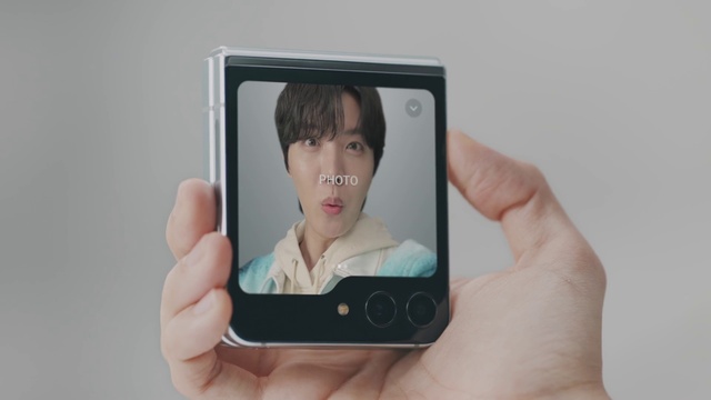 Video Reference: Hand, Mobile phone, Product, Eyelash, Communication Device, Tablet computer, Portable communications device, Mobile device, Output device, Finger