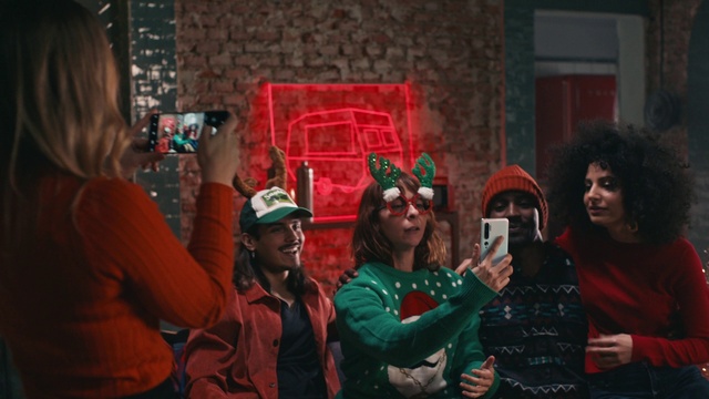 Video Reference: Smile, Entertainment, Hat, Sunglasses, Jacket, Leisure, Cap, Fun, Baseball cap, Event