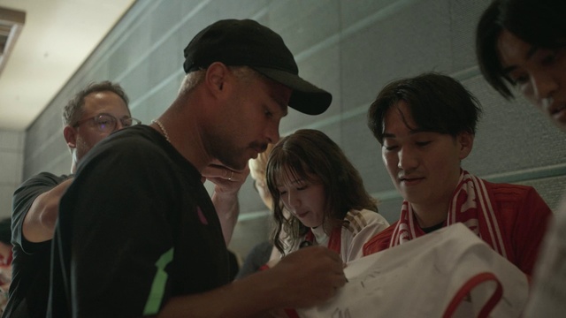 Video Reference: Gesture, Cap, Baseball cap, T-shirt, Fun, Event, Conversation, Room, Jewellery, Apron