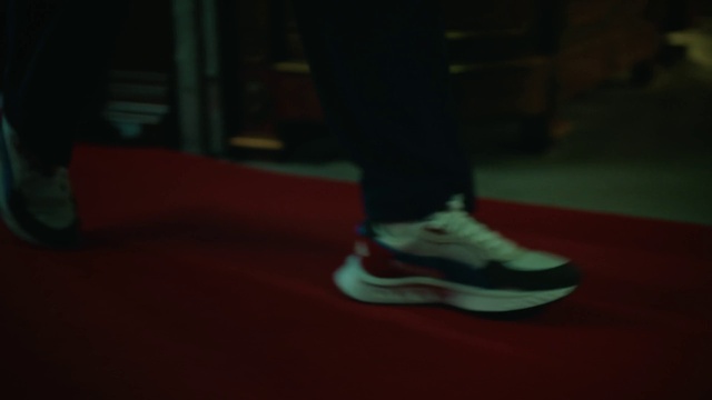 Video Reference: Flooring, Floor, Walking shoe, Knee, Sportswear, Thigh, Wood, Calf, Foot, Human leg