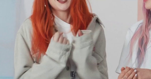 Video Reference: Lip, Sleeve, Gesture, Eyelash, Wig, Street fashion, Hime cut, Bangs, Layered hair, Smile