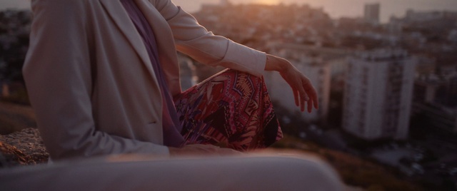 Video Reference: Joint, Hand, Arm, Shoulder, Neck, Sleeve, Comfort, Gesture, Sunlight, Finger