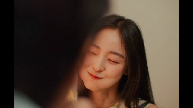 Video Reference: Nose, Cheek, Lip, Eyelash, Smile, Flash photography, Jaw, Gesture, Happy, Layered hair