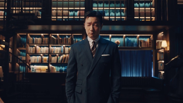 Video Reference: Coat, Flash photography, Dress shirt, Collar, Suit, Blazer, Tie, Electric blue, White-collar worker, Formal wear