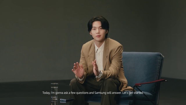Video Reference: Flash photography, Sleeve, Gesture, Blazer, Comfort, Event, Formal wear, Spokesperson, Sitting, White-collar worker
