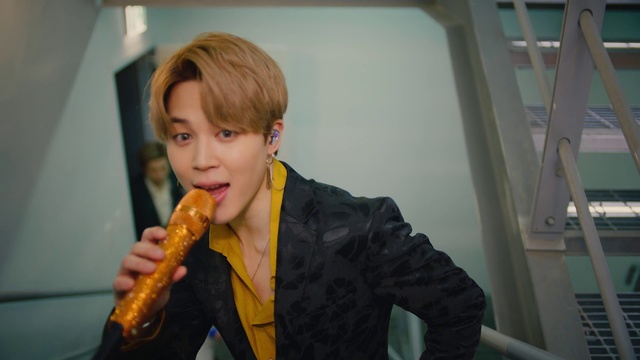 Video Reference: Food, Tie, Food craving, Corn, Smile, Sweet corn, Musical instrument, Wind instrument, Formal wear, Cuisine