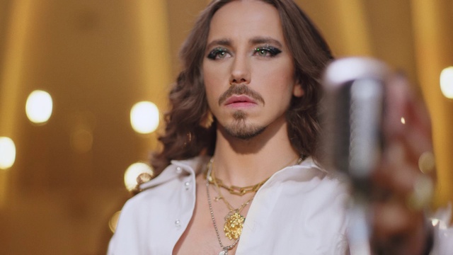 Video Reference: Forehead, Lip, Chin, Hairstyle, Eyebrow, Facial expression, Eyelash, Human, Neck, Fashion