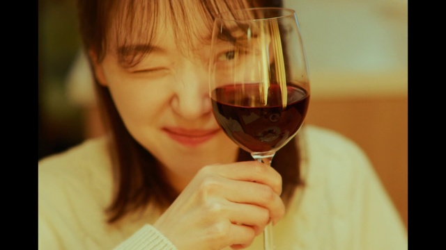 Video Reference: Hand, Stemware, Drinkware, Tableware, Wine, Wine glass, Barware, Eyewear, Dessert wine, Burgundy wine