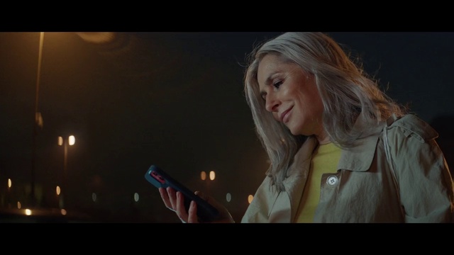 Video Reference: Lip, Flash photography, Entertainment, Layered hair, Street fashion, Communication Device, Happy, Event, Darkness, Electric blue