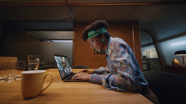 Video Reference: Computer, Tableware, Laptop, Personal computer, Table, Drinkware, Coffee cup, Cup, Serveware, Eyewear