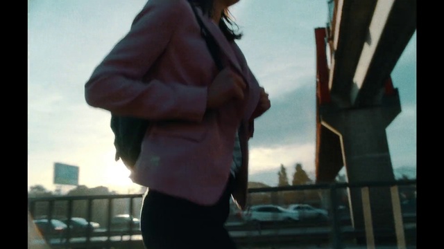 Video Reference: Hand, Sky, Cloud, Human body, Sleeve, Gesture, Flash photography, Blazer, Electric blue, Winter