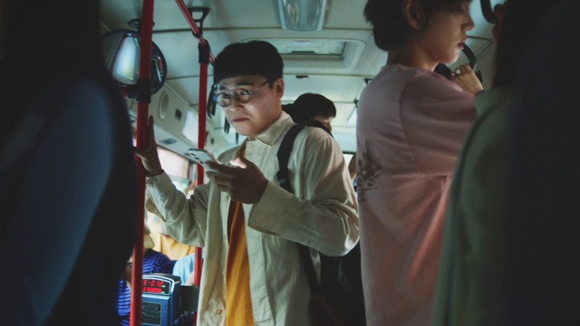 Video Reference: Human, T-shirt, Fun, Event, Eyewear, Room, Uniform, Fashion design, Conversation, Mechanical fan