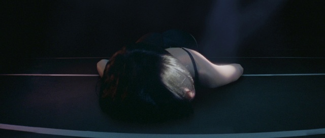 Video Reference: Human body, Jaw, Flash photography, Eyewear, Automotive design, Foot, Knee, Automotive lighting, Human leg, Comfort
