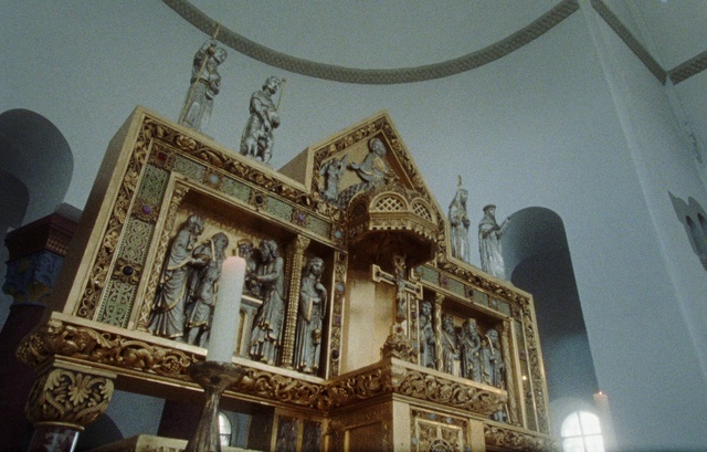 Video Reference: Art, Symmetry, Facade, City, Ceiling, Religious institute, Holy places, Arch, Molding, Chandelier