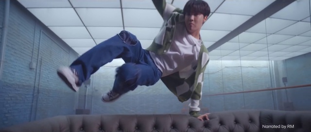 Video Reference: Performing arts, Event, Knee, Sportswear, Entertainment, Leisure, Balance, Electric blue, Sitting, Recreation