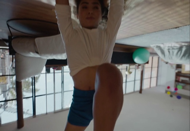 Video Reference: Gesture, Thigh, Knee, Comfort, Sportswear, Elbow, Leisure, Human leg, Wood, Fun