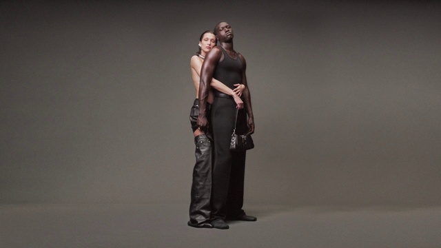 Video Reference: Leg, Flash photography, One-piece garment, Gesture, Performing arts, Entertainment, Grey, Fashion design, Choreography, Waist