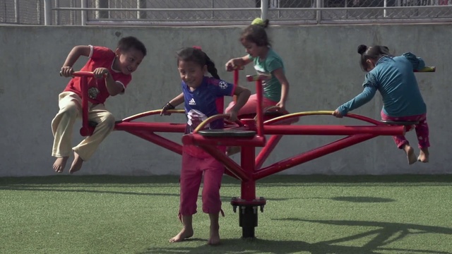 Video Reference: Seesaw, Shorts, Player, Grass, Leisure, Fun, Recreation, Sports, Competition event, T-shirt