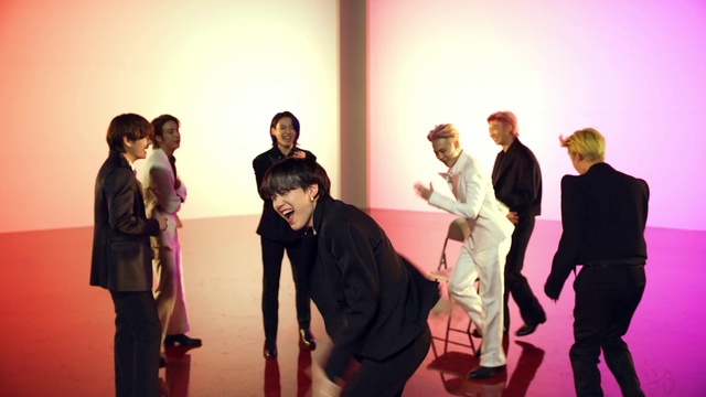 Video Reference: Trousers, Outerwear, Shirt, Coat, Performing arts, Flash photography, Entertainment, Fashion design, Suit, Art