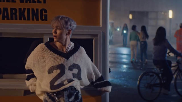 Video Reference: Wheel, Tire, Sleeve, Bicycle wheel, Fun, Event, Electric blue, T-shirt, Fur, Midnight