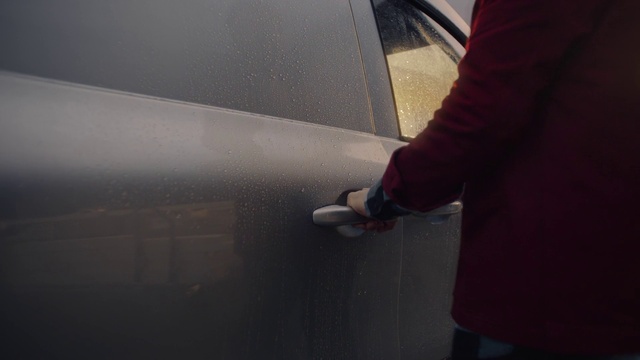 Video Reference: Hood, Automotive lighting, Vehicle, Gesture, Window, Finger, Vehicle door, Automotive design, Automotive exterior, Tints and shades