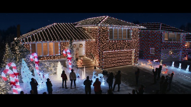 Video Reference: Building, World, Window, Christmas decoration, Leisure, Entertainment, City, Fun, Facade, Event