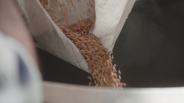 Video Reference: Wood, Metal, Automotive tire, Rope, Auto part, Human leg, Automotive exterior, Automotive wheel system, Vehicle door, Bumper