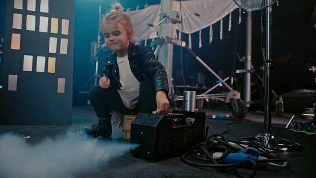 Video Reference: Blue, Entertainment, Flash photography, Performing arts, Musician, Music, Social group, Stage, Audio equipment, Electronic instrument