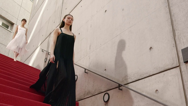 Video Reference: Joint, Shoulder, One-piece garment, Flash photography, Sleeve, Waist, Street fashion, Grey, Style, Flooring