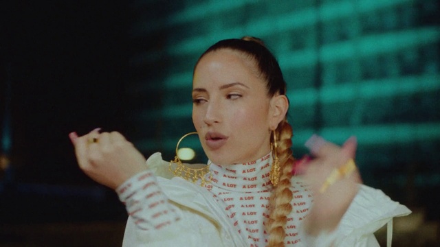 Video Reference: Cheek, Gesture, Eyelash, Entertainment, Happy, Event, Fashion design, Jewellery, Performing arts, Flash photography