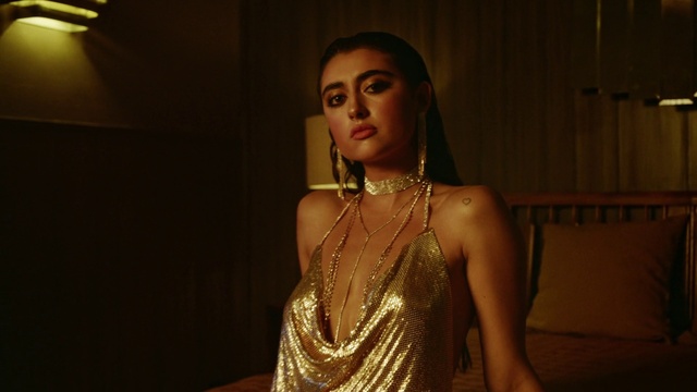 Video Reference: Flash photography, Body jewelry, Trunk, Fashion design, Abdomen, Performing arts, Jewellery, Necklace, Fashion model, Event