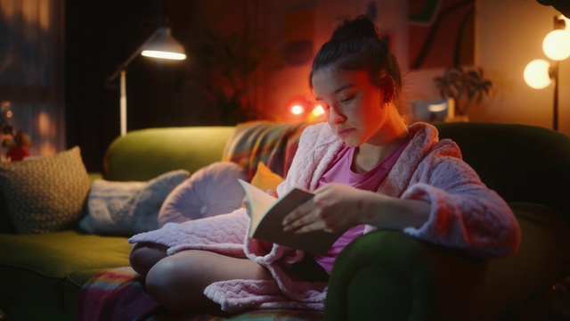 Video Reference: Comfort, Purple, Happy, Lap, Event, Thigh, Flash photography, Human leg, Fun, Sitting