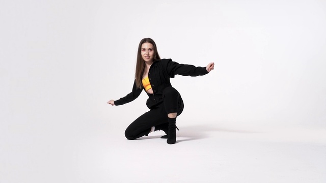 Video Reference: Flash photography, Sleeve, Gesture, Knee, Happy, Thigh, Human leg, Sportswear, Thumb, Elbow