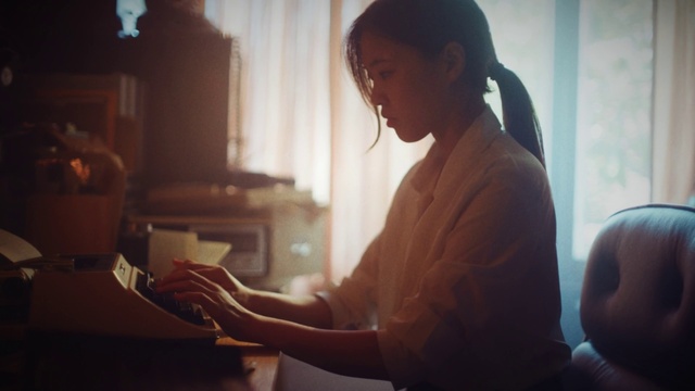 Video Reference: Flash photography, Musician, Fun, Electronic device, Event, Music, Darkness, Conversation, Pianist, Office equipment