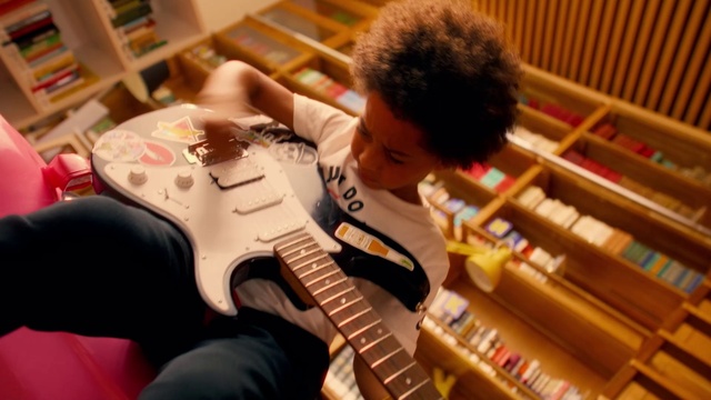 Video Reference: Musical instrument, Guitar, String instrument, Bookcase, String instrument, Guitarist, String instrument accessory, Guitar accessory, Musician, Plucked string instruments