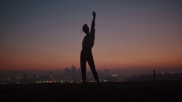 Video Reference: Cloud, Sky, Atmosphere, Afterglow, People in nature, Flash photography, Gesture, Body of water, Sunset, Sunrise