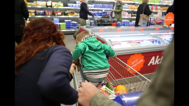 Video Reference: Outerwear, Shelf, Customer, Retail, Fun, Leisure, Championship, Child, Indoor games and sports, Engineering